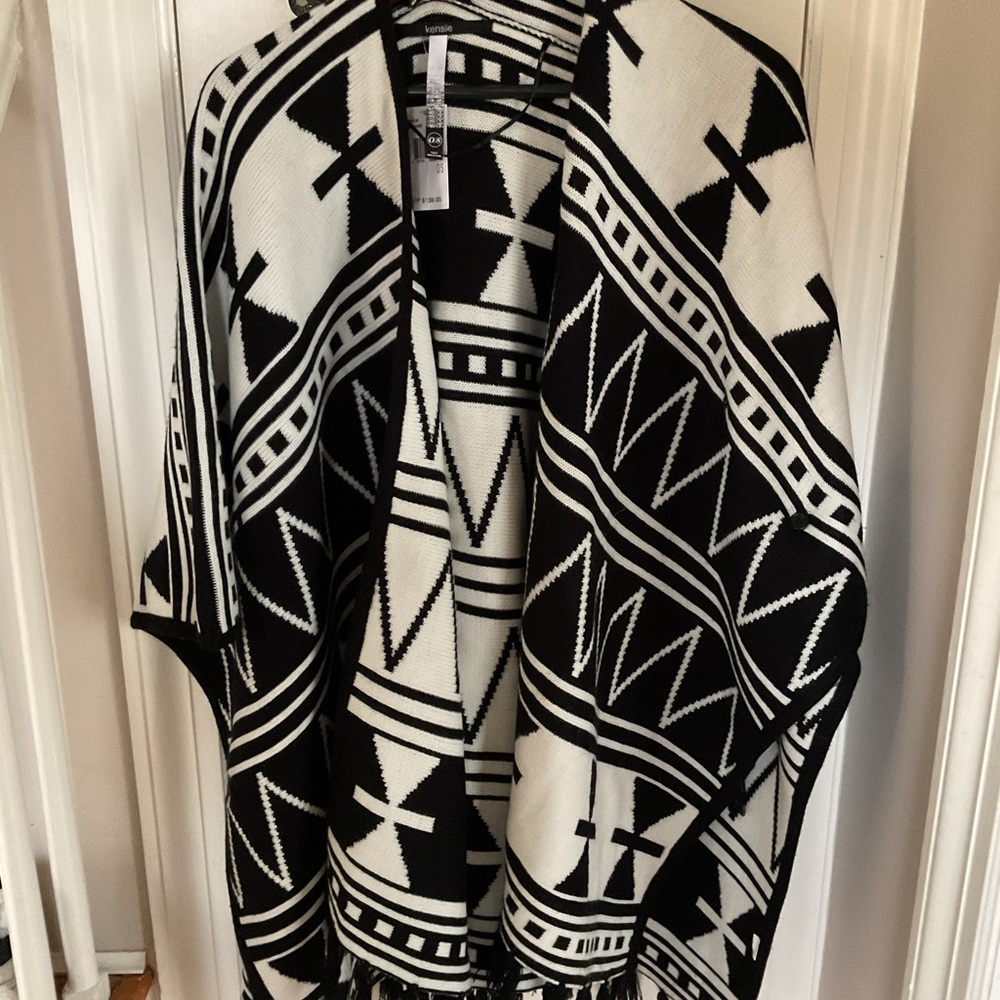 Kensie Black and White southwestern Pattern Poncho